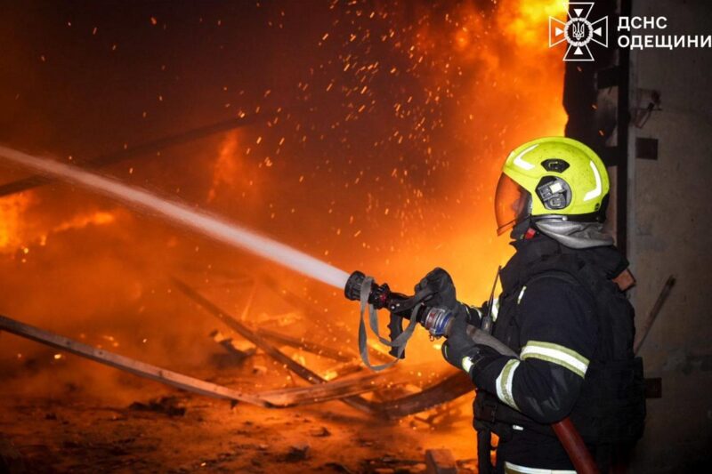 Атака на Одещину: спалахнули масштабні пожежі