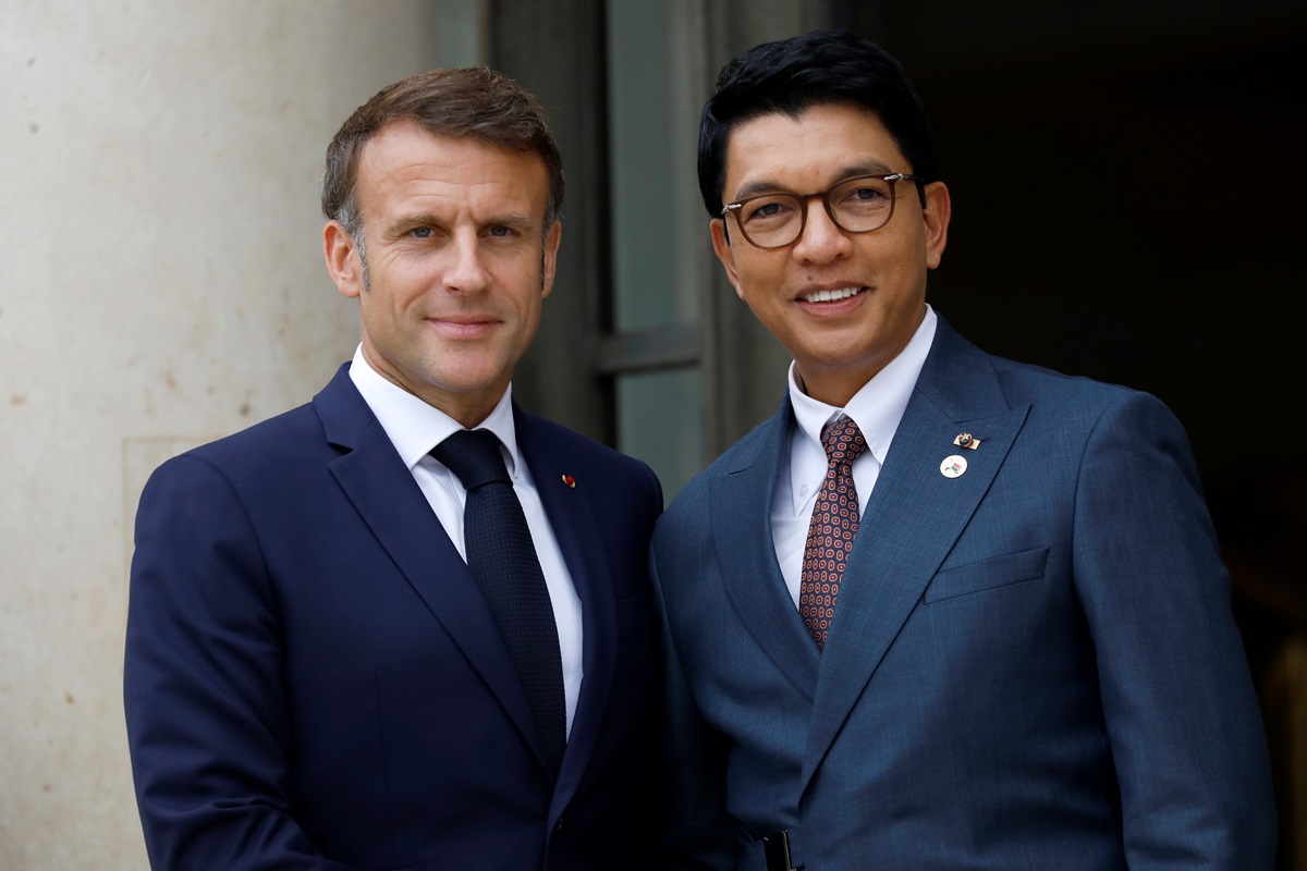 Новини світу - Франція евакуювала президента Мадагаскару через військовий переворот