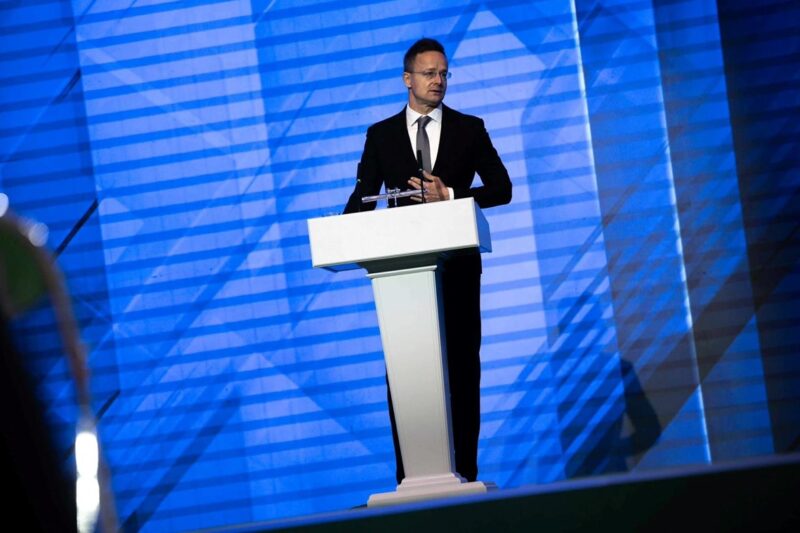 Голова МЗС Угорщини зробив заяву російською мовою