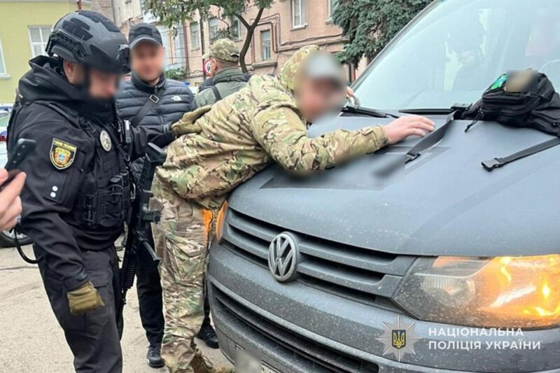 Катували і відбирали майно: на Тернопільщині затримали військовослужбовців
