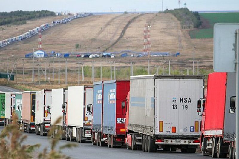 Казахстан блокує фури до Росії, шукаючи підсанкційні товари