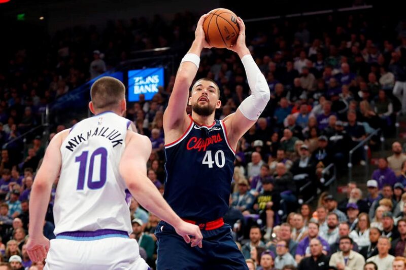 Михайлюк грає класний перший матч за Юту Джаз у новому сезоні