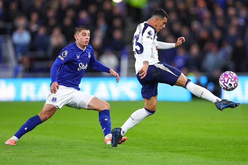 Миколенко захищав, але Евертон програв Тоттенгему 0:3