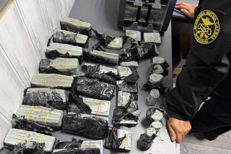 На кордоні знайшли майже $1 млн під капотом авто