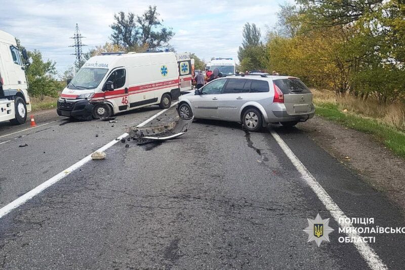 На Миколаївщині зіткнулися легковик та “швидка”: є постраждалі