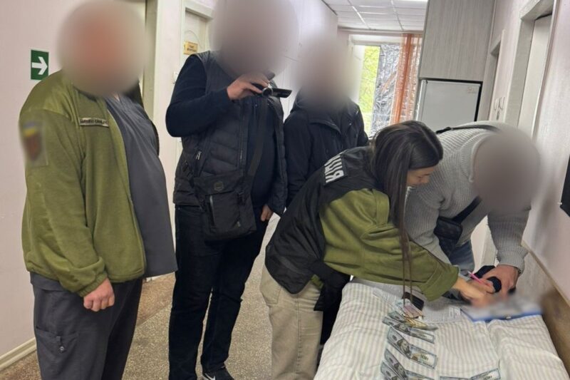 На Одещині військового медика спіймали на хабарі