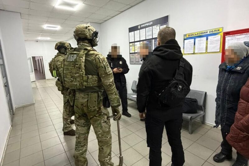 Ни Київщині поліціянт “кришував” наркобізнес за $10 тисяч