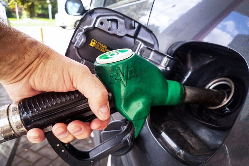 Паливна криза в РФ: ліміт на продаж бензину ввели ще в трьох регіонах