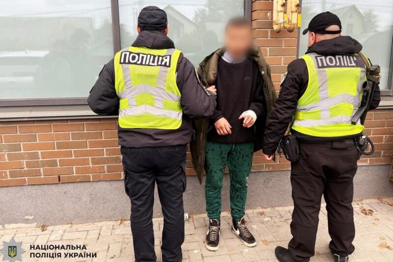 Під Києвом чоловік із ножем напав на 16-річну дівчину