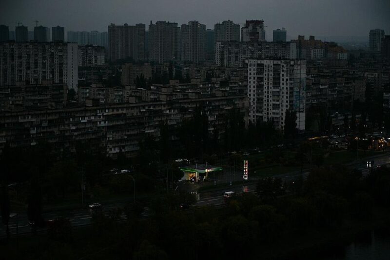 По всій Україні задіяли аварійні відключення