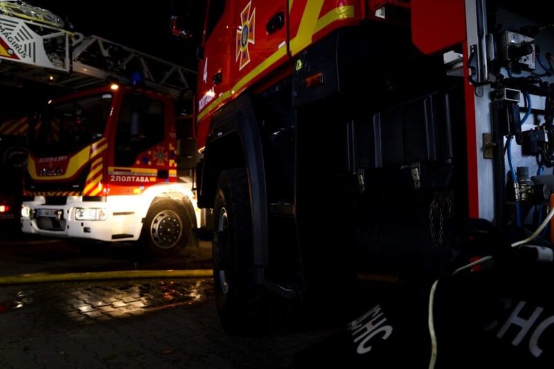 РФ ударила по Полтаві: пожежа охопила склад