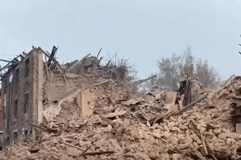 Росіяни скинули бомбу на багатоповерхівку у Костянтинівці