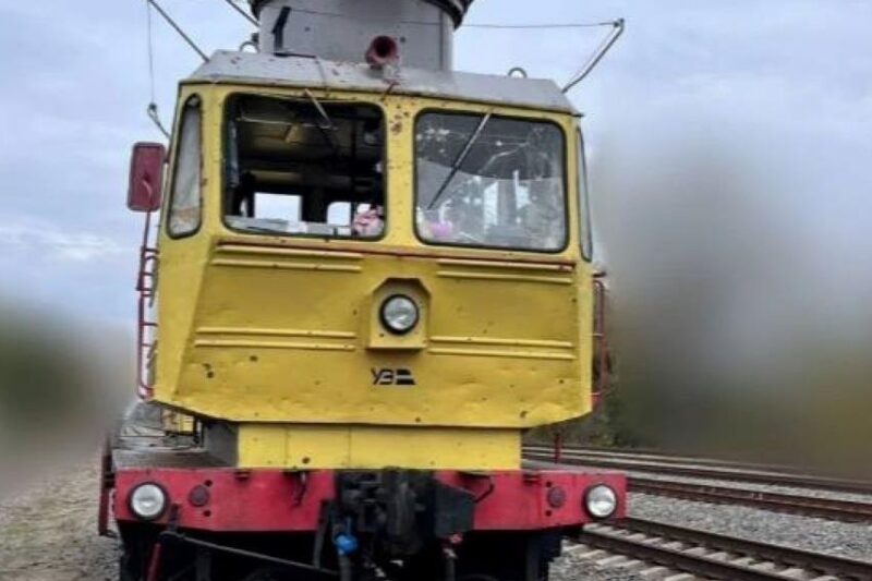Росіяни вдарили по залізниці у Чернігові: поранено машиніста