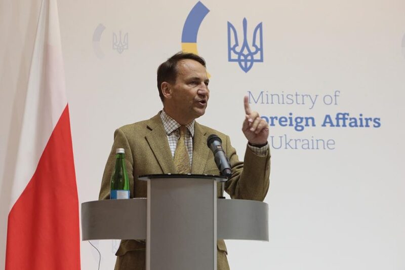 Сікорський прибув з візитом в Україну