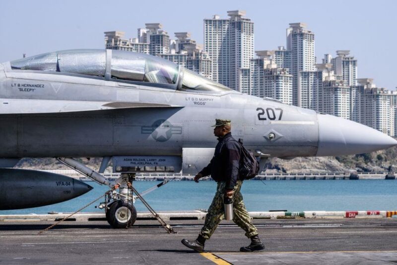 США втратили винищувач і вертоліт у Південнокитайському морі