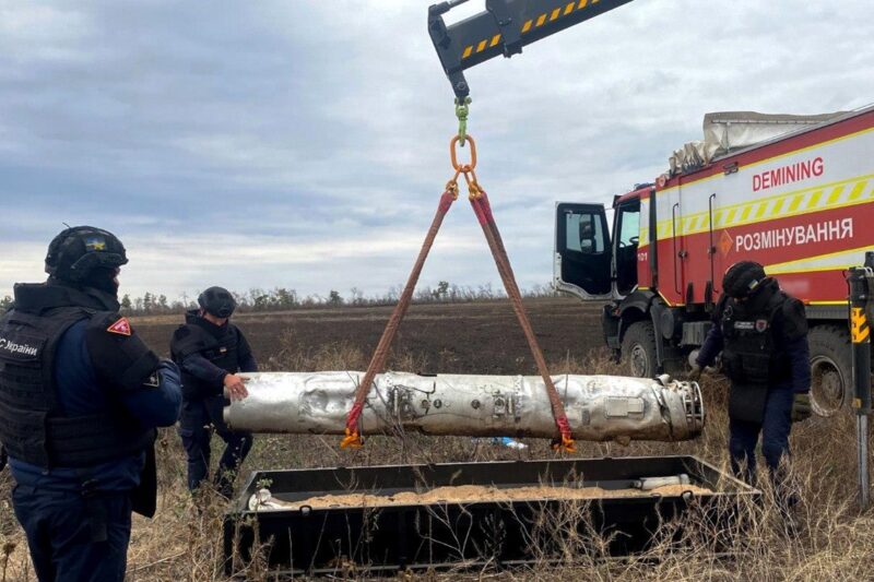 Тубус з нерозірваними авіаракетами РФ виявили в полі на Харківщині