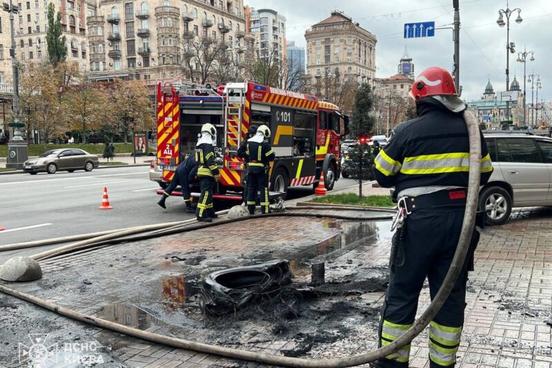 У Києві біля будівлі КМДА чоловік підпалив шини