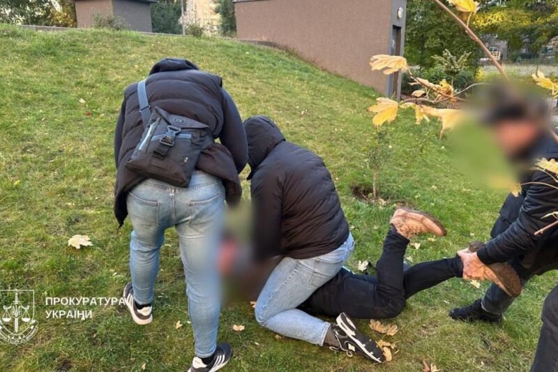 У Києві експатрульний вимагав хабар за фіктивне працевлаштування у виші