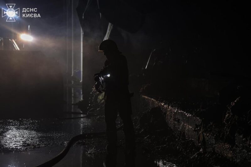 У Києві майже добу гасили пожежу після удару РФ