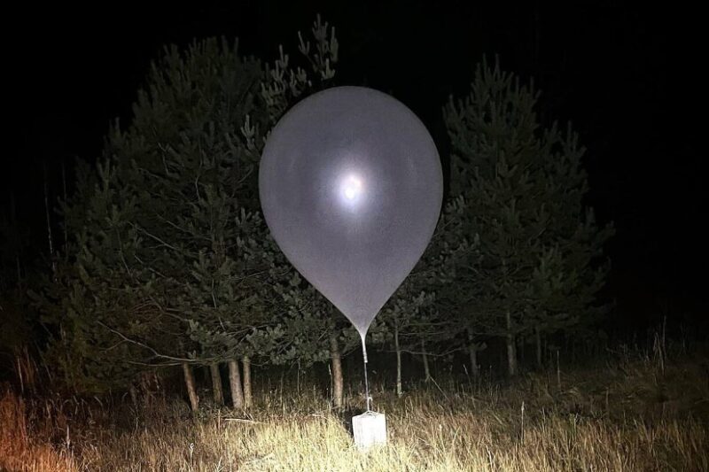 У Литві затримали шестеро людей через метеокулі з контрабандними цигарками