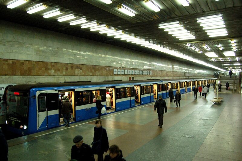 У метро Києва пасажир впав на колії