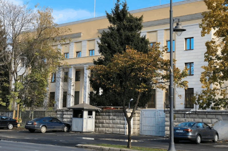 У Румунії чоловік намагався протаранити автомобілем ворота посольства РФ