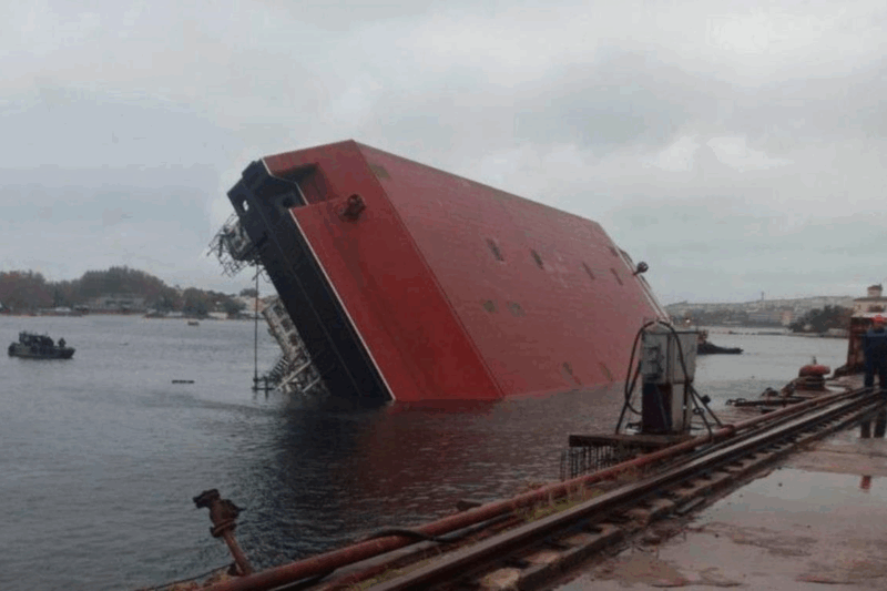 У Севастополі перекинулося судно: є загиблі та багато постраждалих