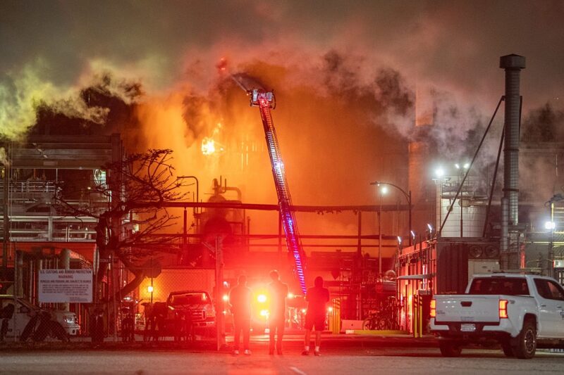У США сталася масштабна пожежа на нафтопереробному заводі