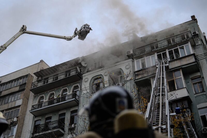 У центрі Києва з вечора палає багатоповерхівка