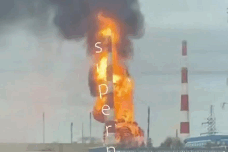 В Оренбурзі палає газопереробний завод