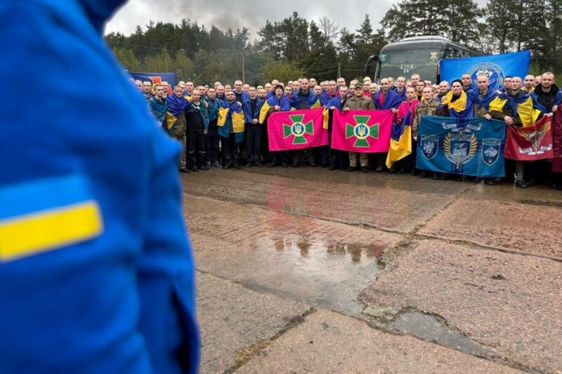 З полону повернулись 205 військових і цивільних