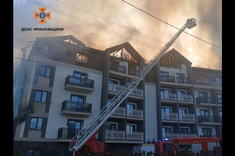 Прикарпаття: рятувальники ліквідовують масштабну пожежу в Поляниці