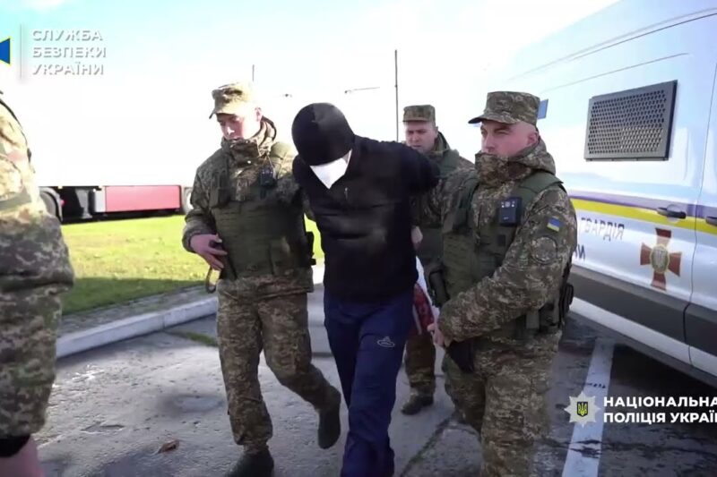 СБУ, ОГП та Нацполіція передали Литві російського військового, який катував литовця в Україні