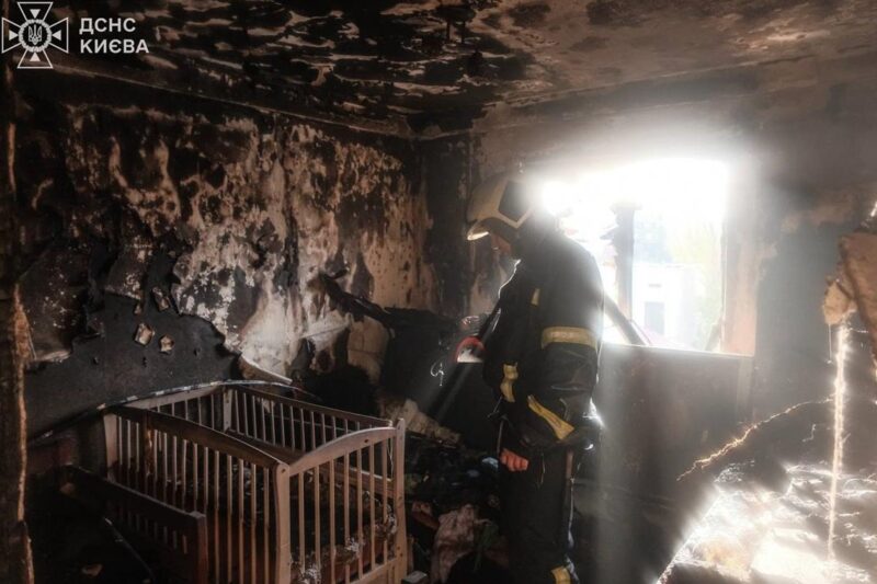 Атака на Київ: рятувальник гасив власну квартиру