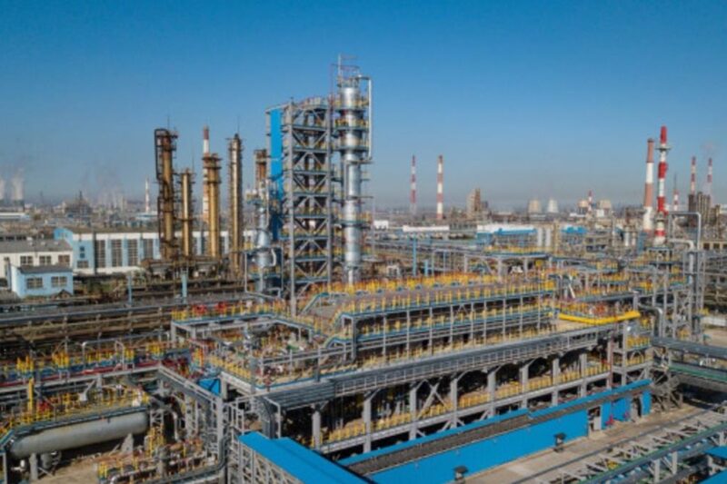 Газпром продасть найбільший нафтохімічний комплекс РФ компанії друга Путіна