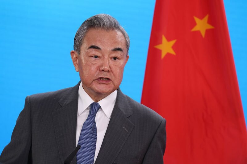 Глава МЗС Китаю відвідає Росію