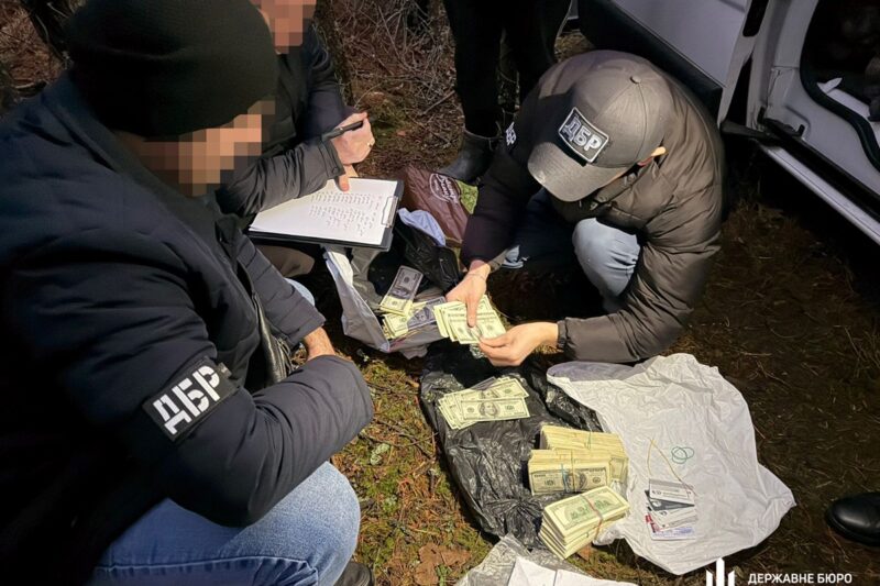 Ховався в лісі з грошима: київський поліцейський отримав підозру