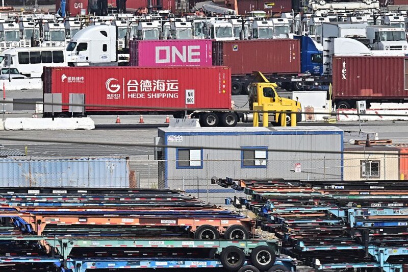 Китай призупинив дію частини мит на товари США