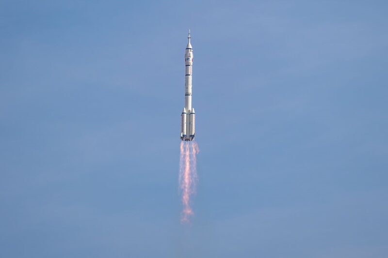 Китай запустив безпілотний корабель на космічну станцію