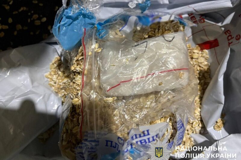 Киянин продавав психотропи, ховаючи їх у вівсянку