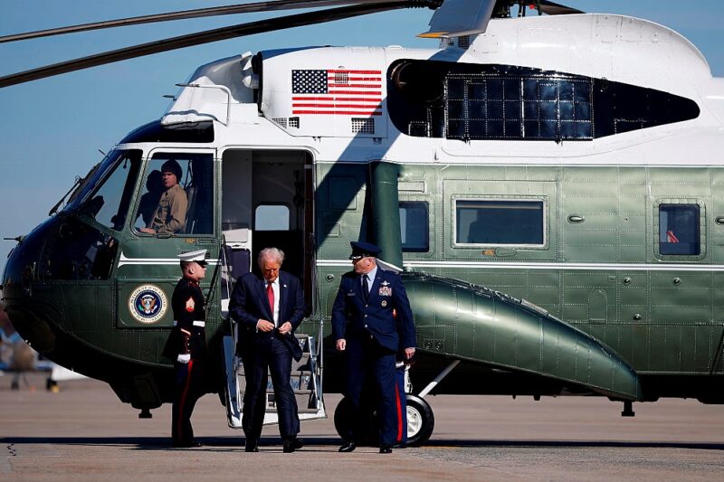 На авіабазу, де розташований літак Трампа, прибув підозрілий пакет