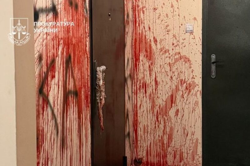 Облив двері колишньої дівчини кров’ю: у Києві суд виніс вирок чоловіку