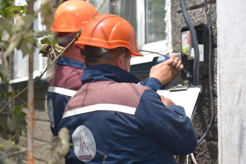 Обстріли і негода: в Україні нові відключення