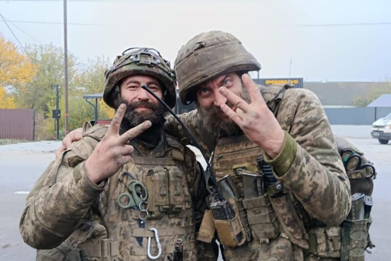 Понад 160 діб утримували позицію: Зеленський нагородив двох воїнів