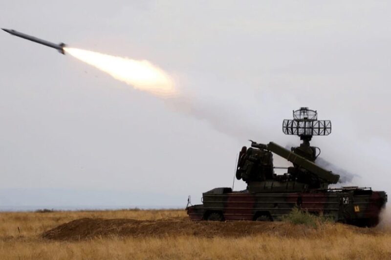 Росія атакувала Україну ракетою та 104 дронами