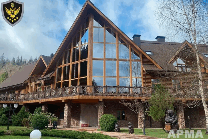 Розкішна дача Медведчука отримала управителя