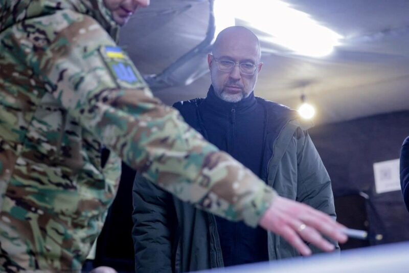 Шмигаль відвідав оборонців Вовчанська