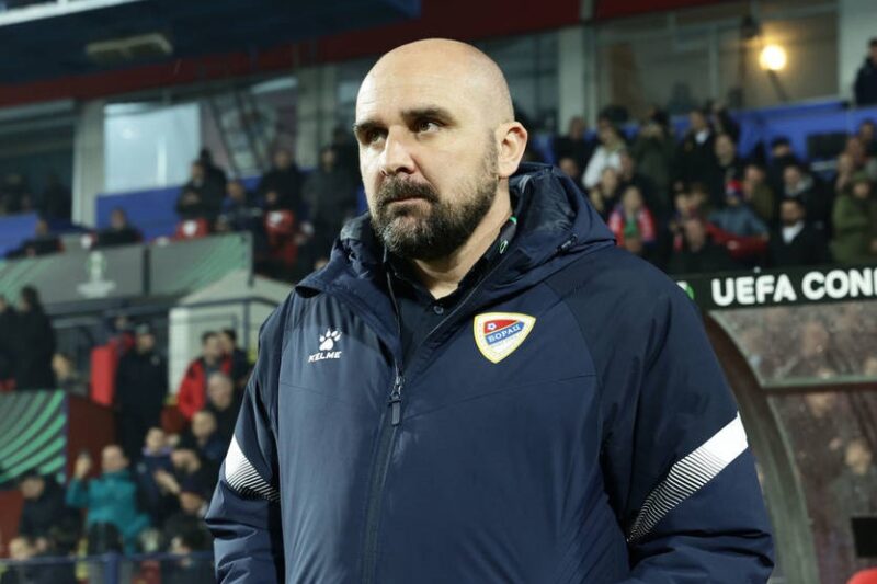 Тренер сербської команди раптово помер під час матчу