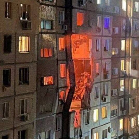 У Дніпрі і Павлограді прогриміли вибухи, палає багатоповерхівка – пабліки