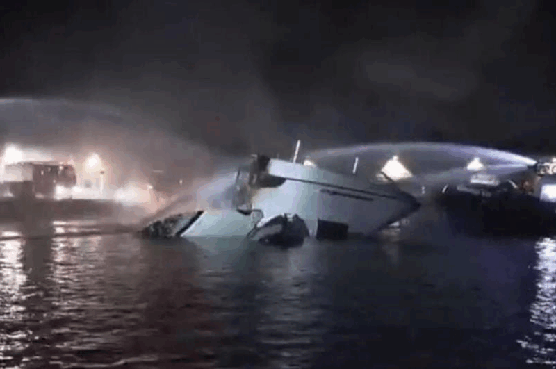 У Греції біля порту потонули три яхти